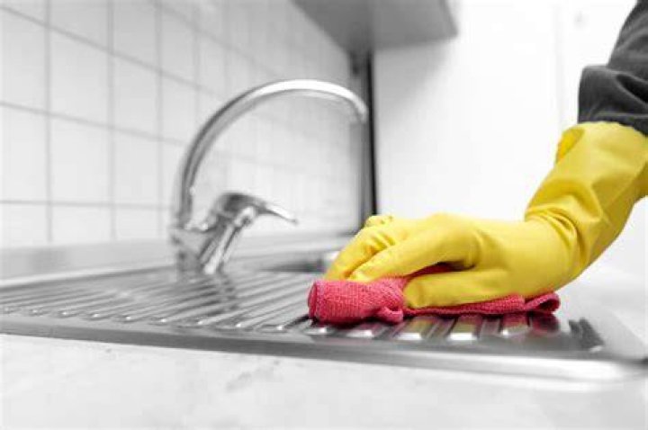 Does rubbing alcohol hurt stainless steel?