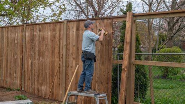 How close to the neighbors can I build a fence?