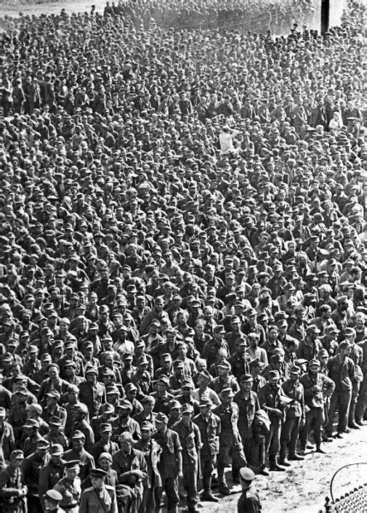 How many Australian POWs died in German camps?