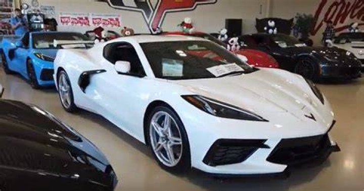 How many C8 Corvettes are made per day?