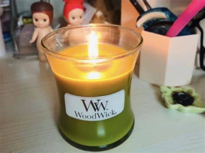 Why do WoodWick candles crackle?